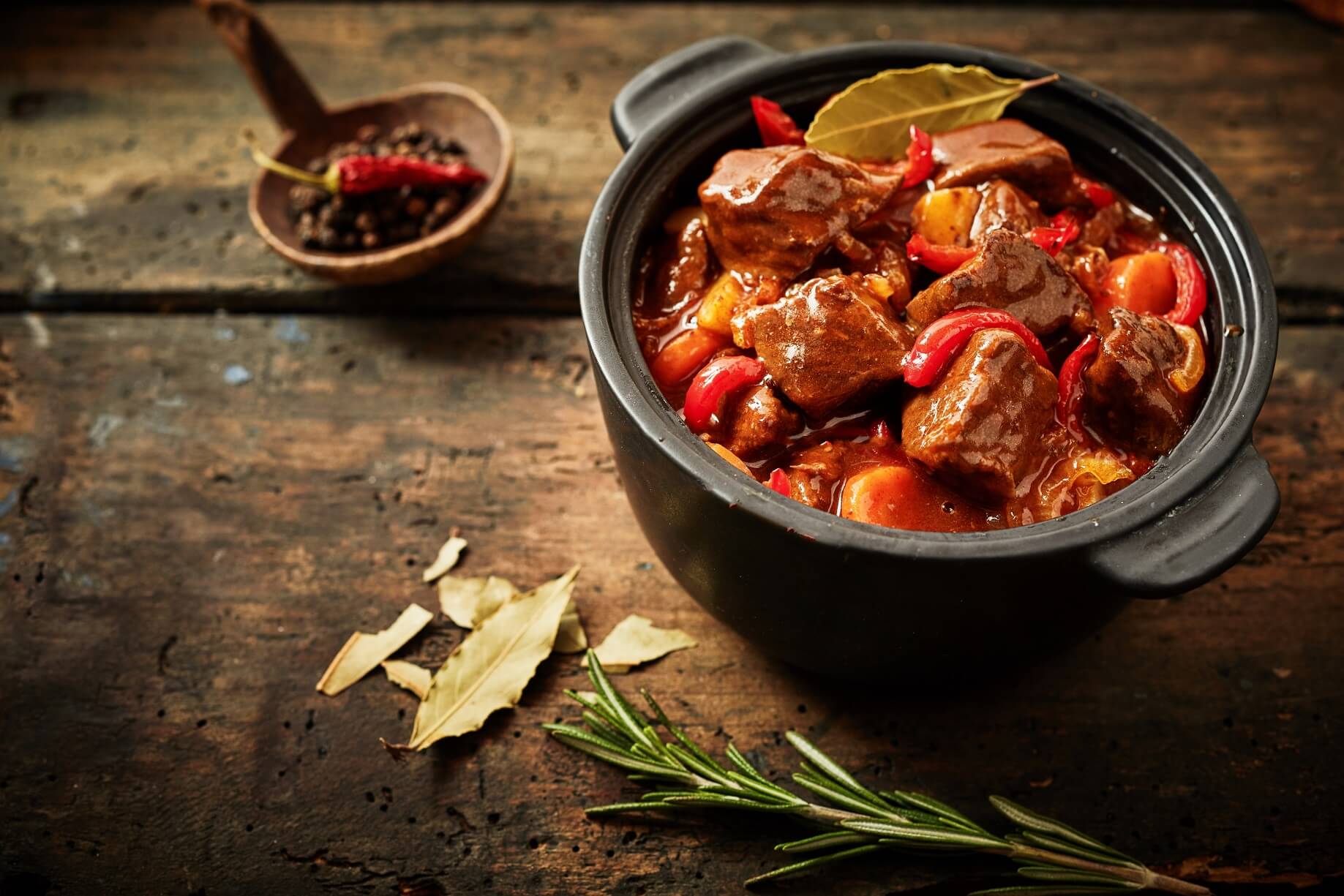 Rindergulasch-Rindsgulasch-ungarisches-Gulasch