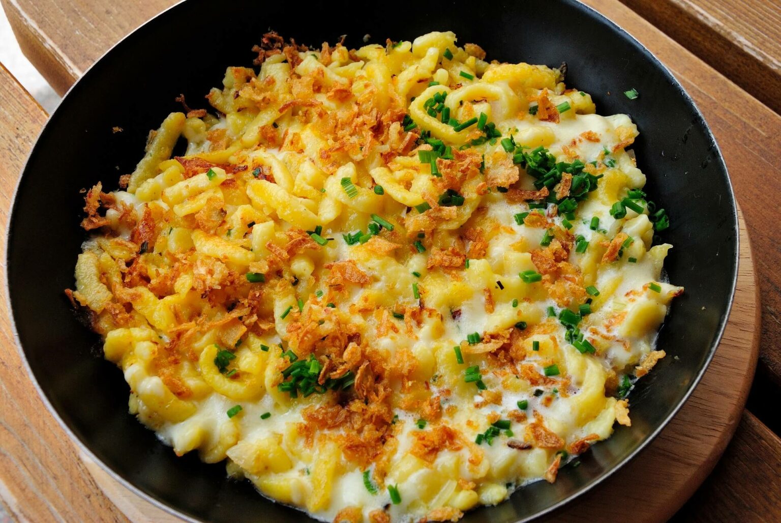 Käsespätzle Rezept mit Röstzwiebeln aus Pfanne | Allgäuer Kässpatzen